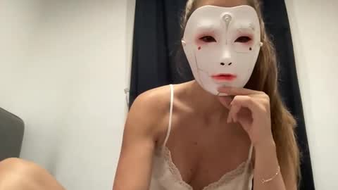 Snapshot of tipsytinkerbell chatting on 10.26.25 Tinks online show from 10.26.25