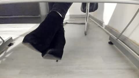 Snapshot of tired33 chatting on 10.05.25 Anna online show from 10.05.25