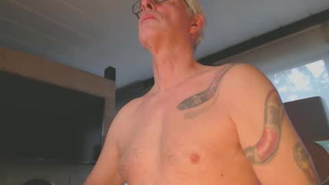 Snapshot of tirexxx_x chatting on 10.01.25 tirexxx_x online show from 10.01.25