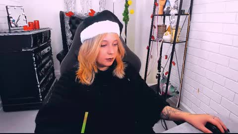 Tolli Moll online show from 12.24.24