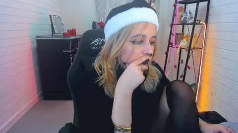 Tolli Moll online show from 12.28.24