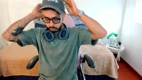 Snapshot of tom_cooper_1 chatting on 11.05.25 Master of pleasure online show from 11.05.25