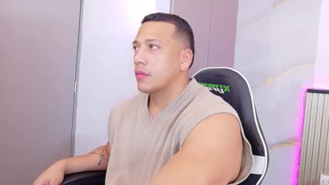 Snapshot of tom_muscle1 chatting on 10.25.25 Tom muscle1 online show from 10.25.25