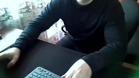 Tommi Li online show from 01.07.25