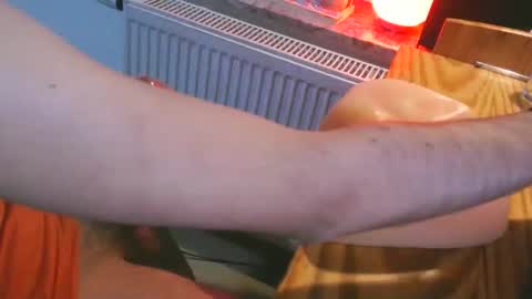 toohugeandstonedxoxo online show from 09.12.25