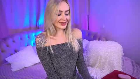 Snapshot of top_grace chatting on 10.20.25 top_grace online show from 10.20.25