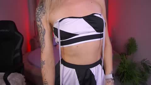 Snapshot of top_grace chatting on 11.04.25 top_grace online show from 11.04.25