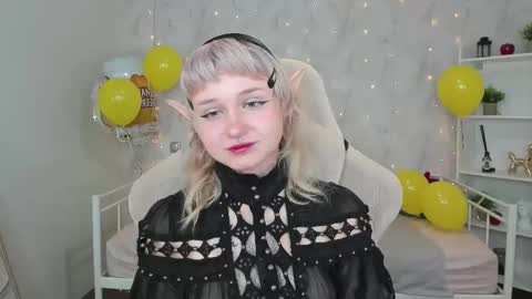 Snapshot of tori_cutie chatting on 10.04.25 Tori online show from 10.04.25