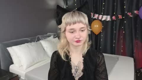 Snapshot of tori_cutie chatting on 10.30.25 Tori online show from 10.30.25