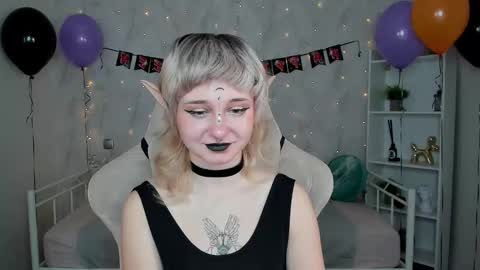 Snapshot of tori_cutie chatting on 11.01.25 Tori online show from 11.01.25