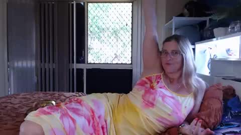 Snapshot of total_aussie_milfs chatting on 10.08.25 Milly online show from 10.08.25