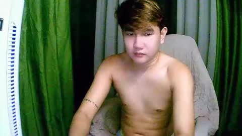 Snapshot of trebz_01 chatting on 12.22.25 trebz_01 online show from 12.22.25