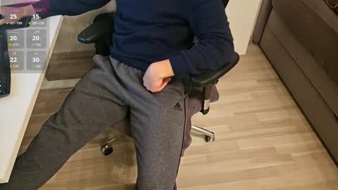 Snapshot of tree1989 chatting on 10.18.25 tree1989 online show from 10.18.25