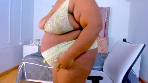 Snapshot of treisyvixen chatting on 05.11.26 Treisy Vixen big ass online show from 05.11.26