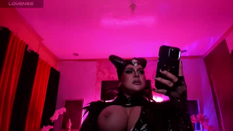 Snapshot of tremendouscockdestroyer chatting on 12.10.24 Jade online show from 12.10.24