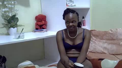 Snapshot of trendybooty chatting on 10.04.25 tendybooty online show from 10.04.25