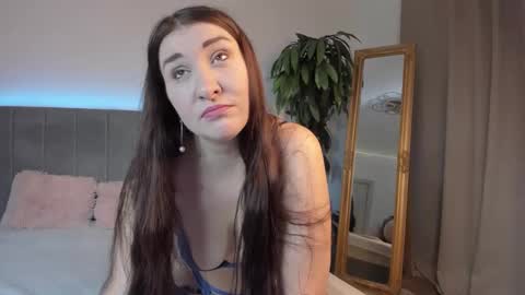 Snapshot of trishadark chatting on 10.07.25 Mia online show from 10.07.25