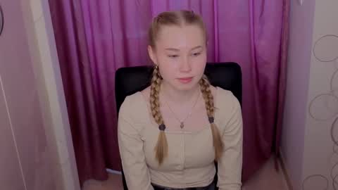 Snapshot of tristaaluarez chatting on 02.10.26 Lana online show from 02.10.26