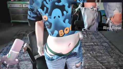 Snapshot of trixyrose chatting on 10.17.25 RixyRose online show from 10.17.25