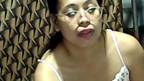 Snapshot of truefilipinabeauty chatting on 04.01.26 emily online show from 04.01.26
