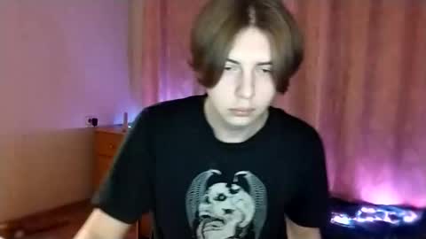 Snapshot of trypophob1a chatting on 02.05.25 Emilum online show from 02.05.25