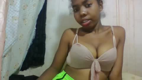 Snapshot of tsaralaza chatting on 09.27.25 tsaralaza online show from 09.27.25