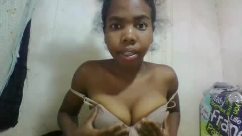 Snapshot of tsaralaza chatting on 09.28.25 tsaralaza online show from 09.28.25