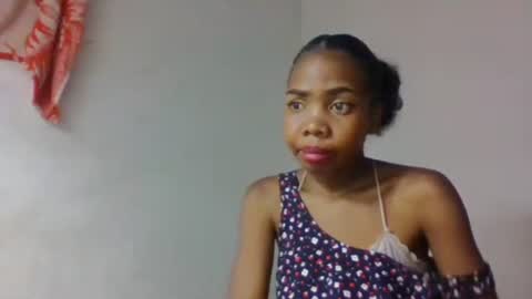 Snapshot of tsaralaza chatting on 10.13.25 tsaralaza online show from 10.13.25