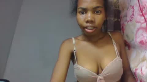 Snapshot of tsaralaza chatting on 10.19.25 tsaralaza online show from 10.19.25