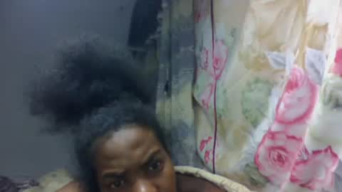 Snapshot of tsaralaza chatting on 10.21.25 tsaralaza online show from 10.21.25