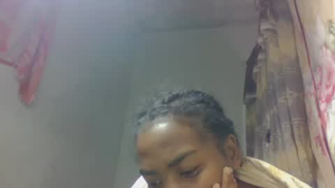 Snapshot of tsaralaza chatting on 10.25.25 tsaralaza online show from 10.25.25