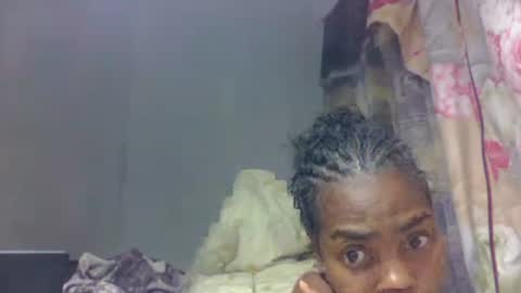 Snapshot of tsaralaza chatting on 10.29.25 tsaralaza online show from 10.29.25