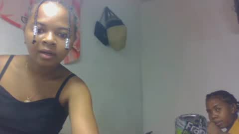 Snapshot of tsaralaza chatting on 11.10.25 tsaralaza online show from 11.10.25