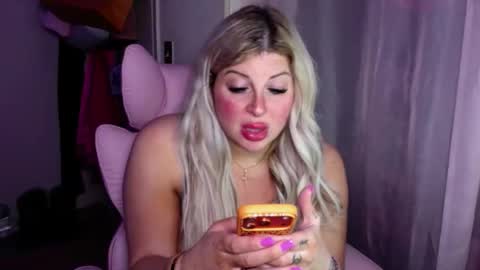 Snapshot of tstinadoll chatting on 05.19.26 xTinnaaaaa online show from 05.19.26