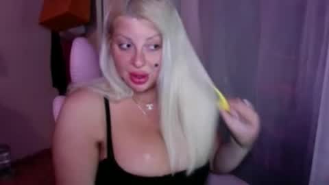 Snapshot of tstinadoll chatting on 06.17.26 xTinnaaaaa online show from 06.17.26