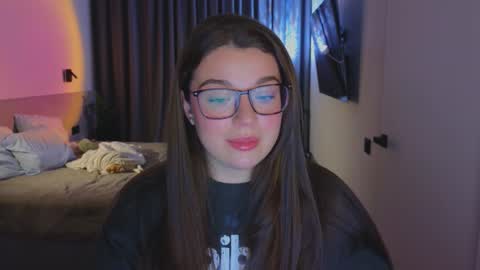 Snapshot of tutti_frutti_ chatting on 10.25.25 Ariana online show from 10.25.25