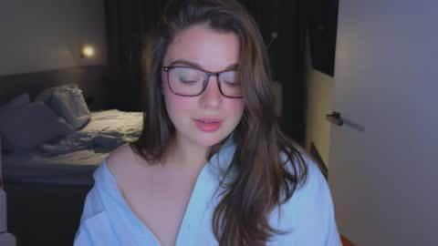 Snapshot of tutti_frutti_ chatting on 10.27.25 Ariana online show from 10.27.25