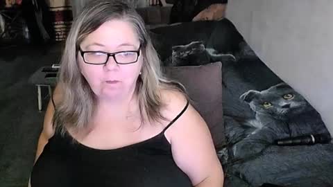 Snapshot of tviks chatting on 02.19.26 Lana online show from 02.19.26