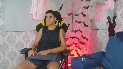 Snapshot of twink_davidx chatting on 10.31.25 Dani online show from 10.31.25