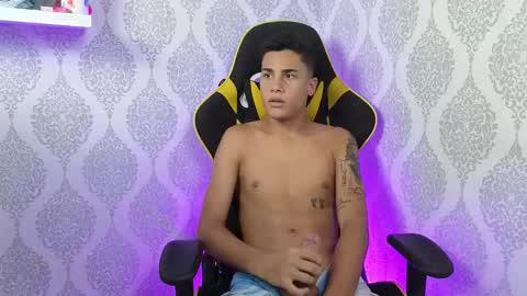 Snapshot of twink_davidx chatting on 11.25.25 Dani online show from 11.25.25