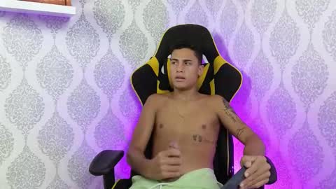 Snapshot of twink_davidx chatting on 12.04.25 Dani online show from 12.04.25