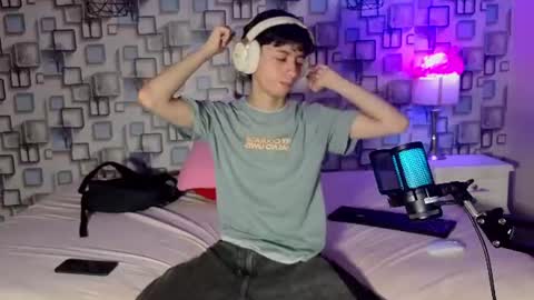 Snapshot of twink_sebas7 chatting on 06.11.26 Sebastin online show from 06.11.26