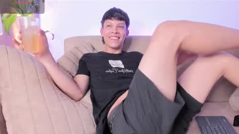 Snapshot of twinksboys_23 chatting on 10.08.25 twinksboys_23 online show from 10.08.25