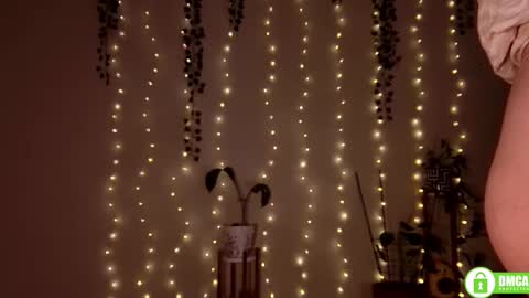 Snapshot of twix_girl chatting on 11.12.25 Stranger online show from 11.12.25