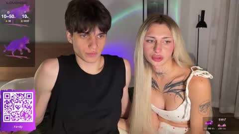 Snapshot of twl8vibe chatting on 11.29.25 Molly and Nick online show from 11.29.25