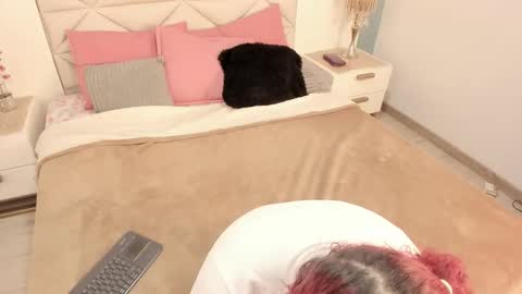 Twiggy online show from 10.14.25