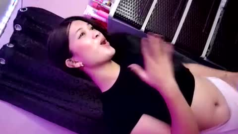 Snapshot of tyladine chatting on 10.31.25 tyladine online show from 10.31.25