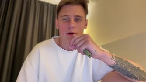 Snapshot of tyler_garrner chatting on 10.03.25 tyler_garrner online show from 10.03.25