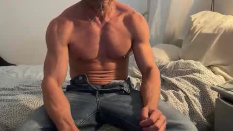 Um CM online show from 04.07.26