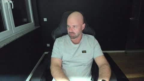 Snapshot of uncle_bear chatting on 11.08.25 Uncle Bear online show from 11.08.25